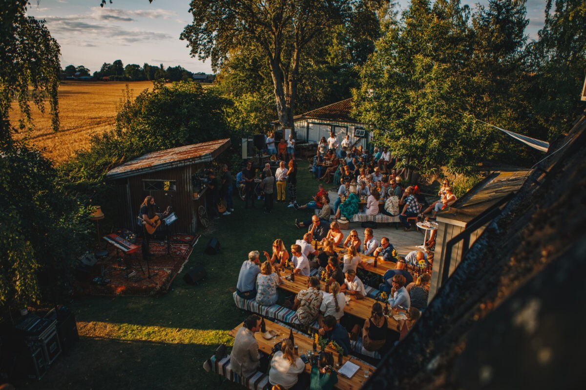 Trädgården fylld av människor en sommarkväll 2019
